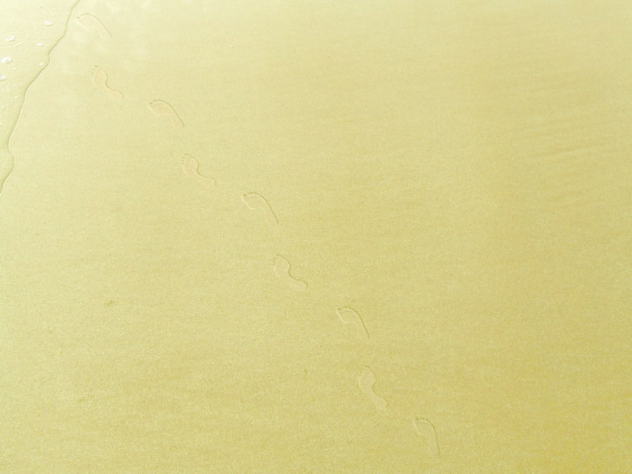 traces de pas sur la plage